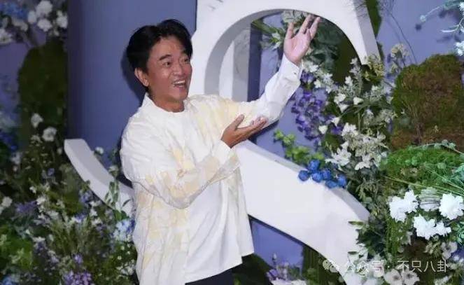 婚礼办成了演唱会？这对夫妻人缘是真的好啊！